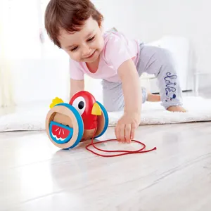 Дървена играчка за дърпане, Hape, Пиленце, 14 х 14 х 15.5 см